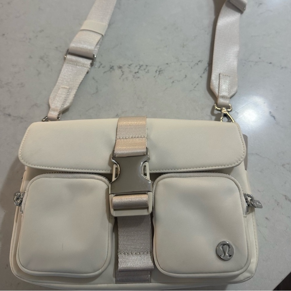 Lululemon Wunderlust crossbody bag 3L